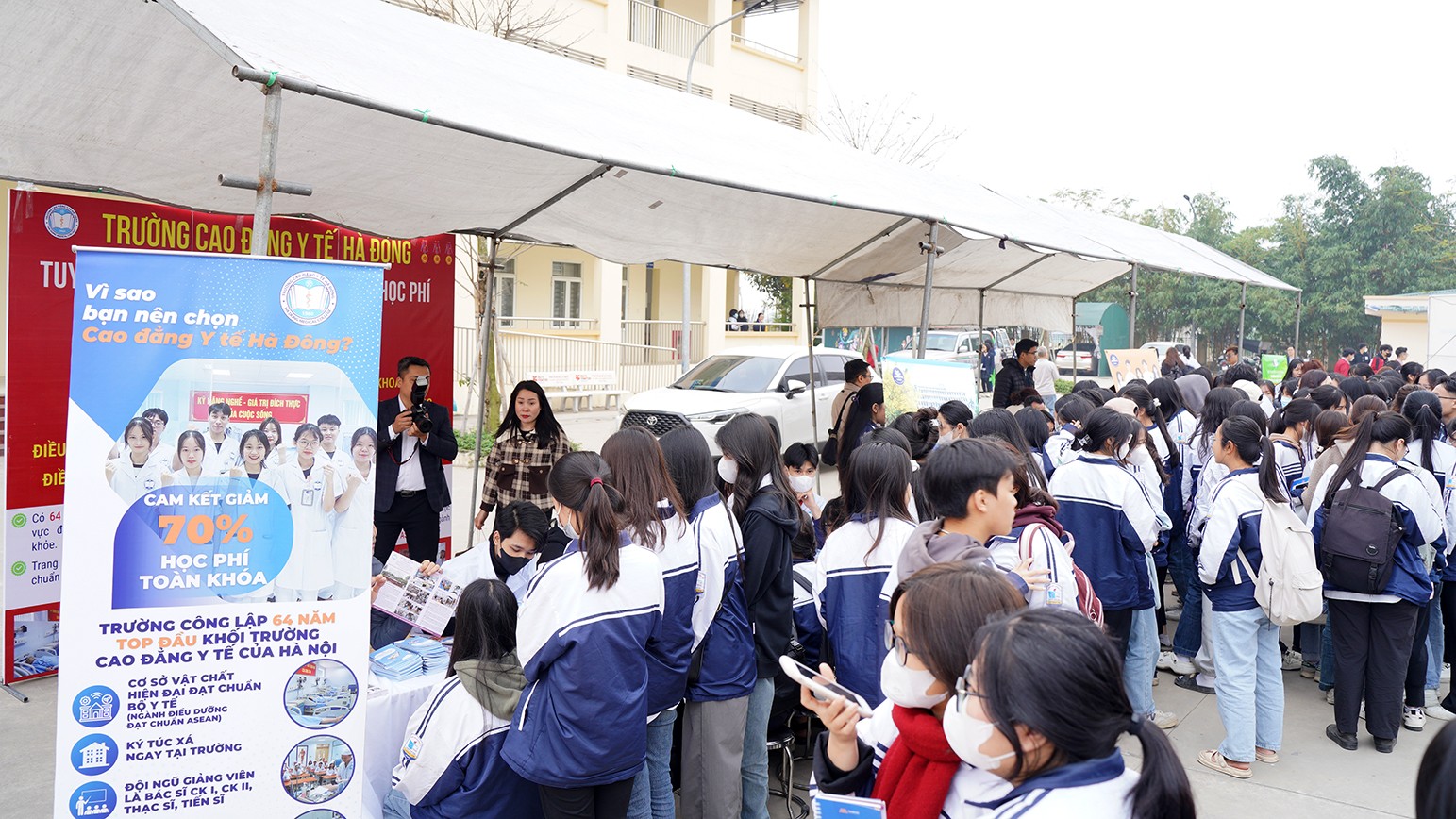 Đông đảo học sinh quan tâm tới các ngành học tại trường Cao đẳng Y tế Hà Đông