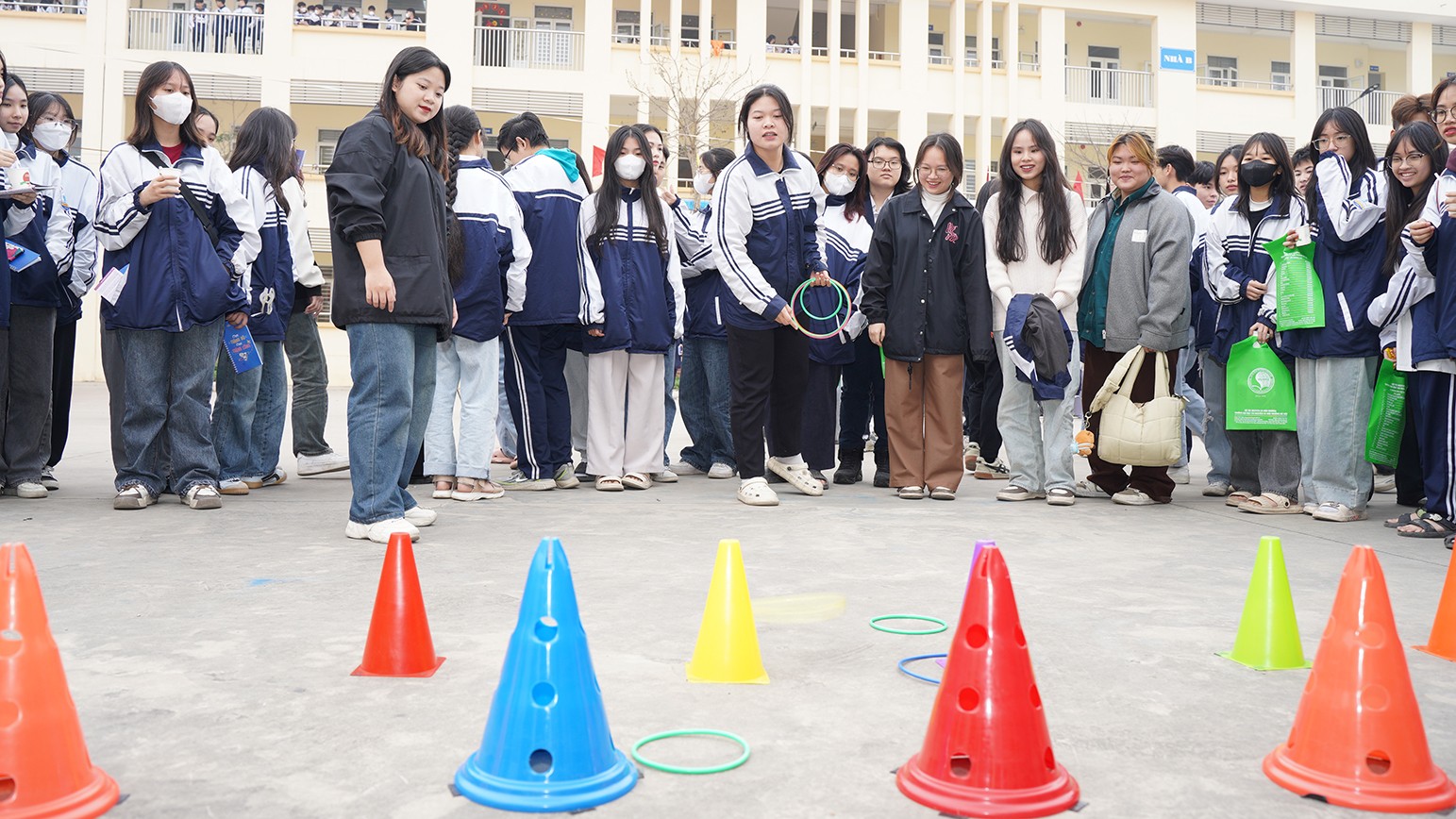 Không chỉ được giải đáp các thắc mắc mà các bạn học sinh còn được tham gia các trò chơi nhận thưởng Không chỉ được giải đáp các thắc mắc mà các bạn học sinh còn được tham gia các trò chơi nhận thưởng