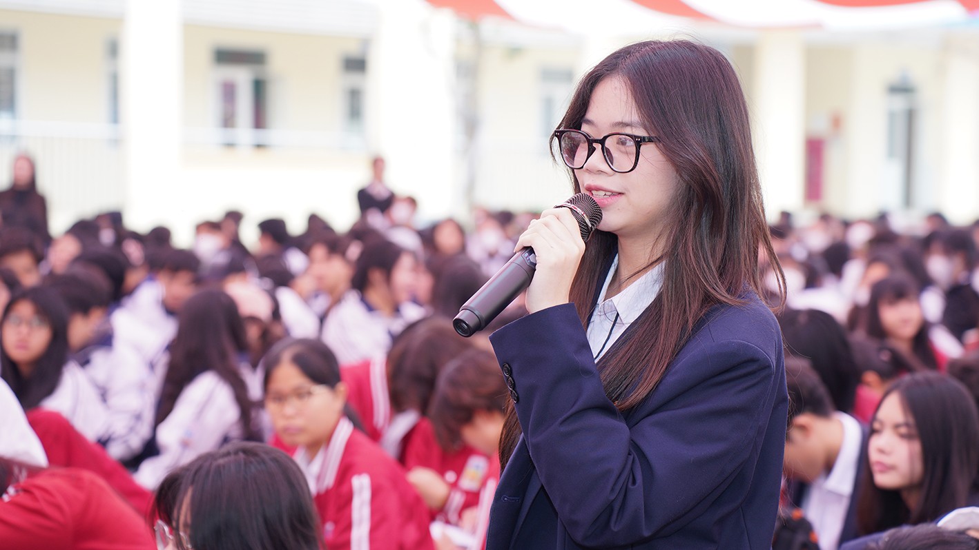 Đại diện đến từ trường Việt Đức đặt câu hỏi đến Ban Tổ chức chương trình Đại diện đến từ trường Việt Đức đặt câu hỏi đến Ban Tổ chức chương trình