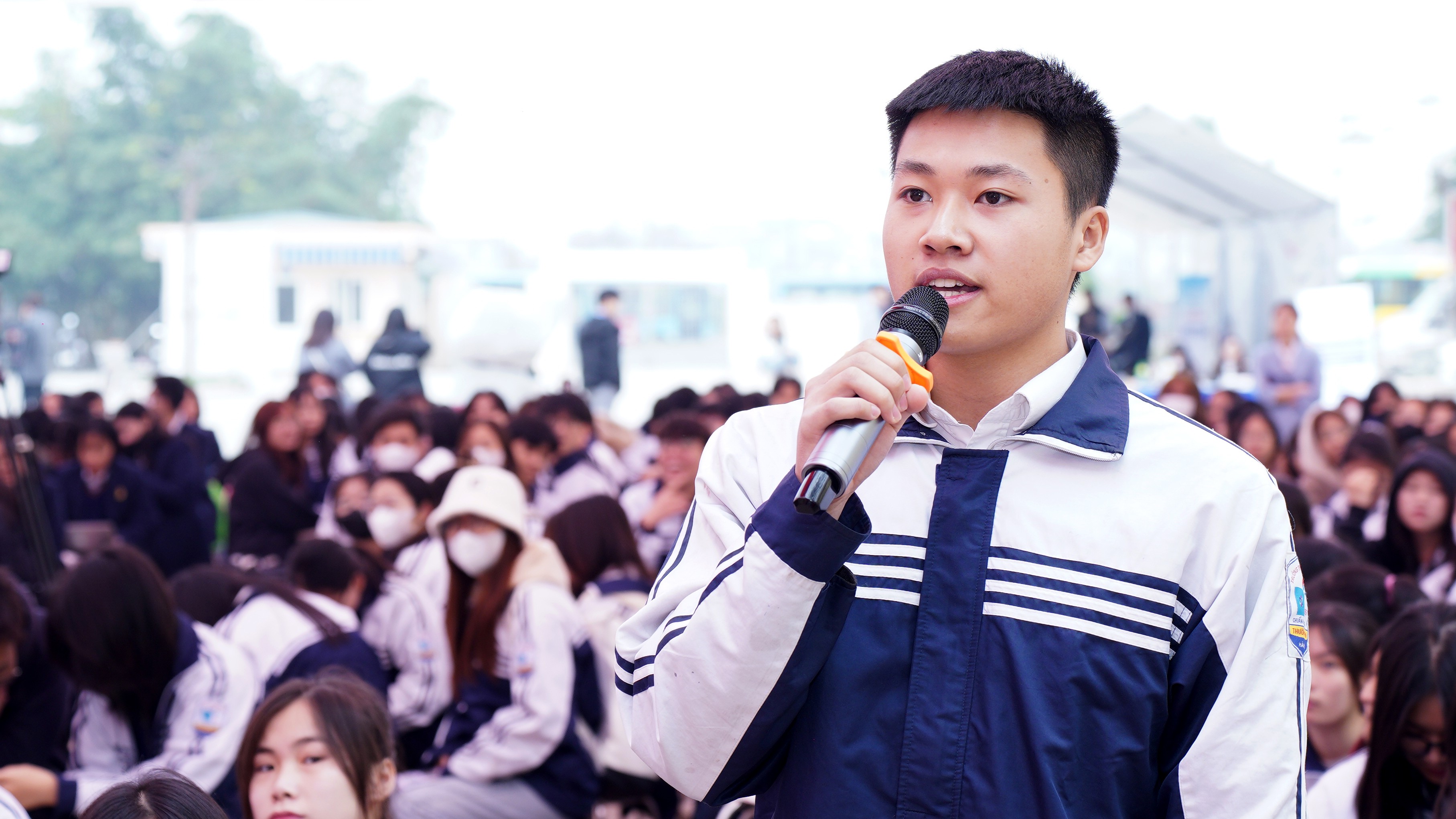 Học sinh trường THPT Thường Tín mong muốn tìm hiểu về cơ hội việc làm của ngành Tài chính trong tương lai Học sinh trường THPT Thường Tín mong muốn tìm hiểu về cơ hội việc làm của ngành Tài chính trong tương lai