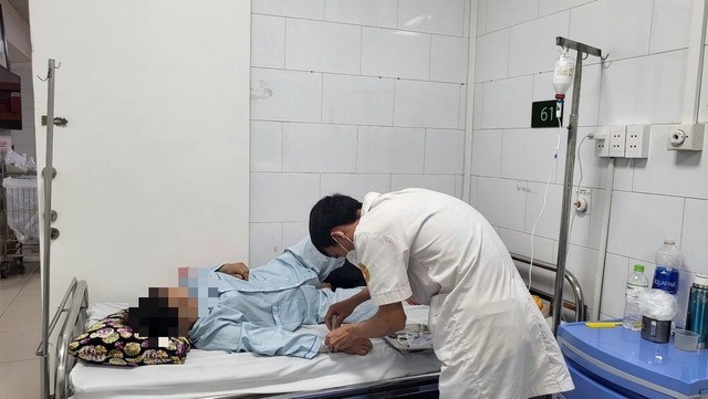 Nữ bệnh nhân (56 tuổi) ở Hải Dương đang được điều trị tại Trung tâm chống độc – BV Bạch Mai. Ảnh: Quỳnh Mai.