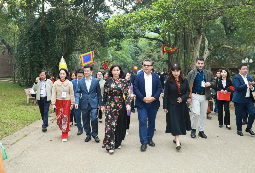 Phó Bí thư Thường trực Thành ủy Hà Nội Nguyễn Thị Tuyến và các đại biểu tham quan Khu di tích đền Sóc.