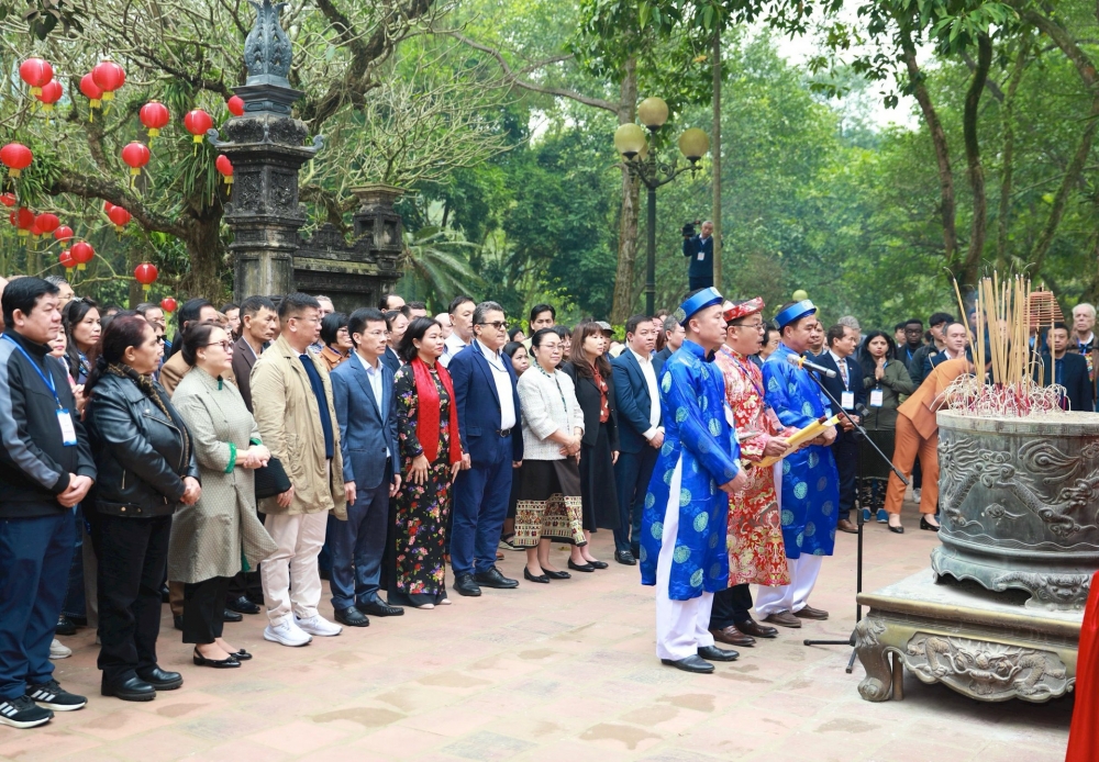 Phó Bí thư Thường trực Thành ủy Hà Nội Nguyễn Thị Tuyến và các đại biểu dâng hương tại di tích đền Sóc (huyện Sóc Sơn).