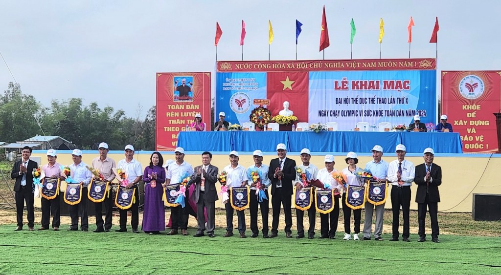 Ban tổ chức trao cờ lưu niệm đại hội cho các đội tham gia
