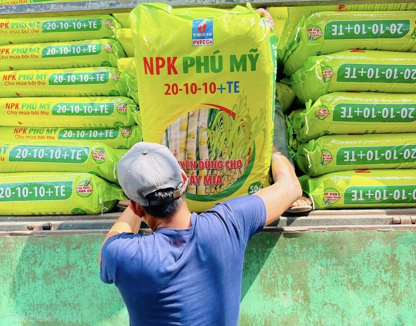 Nhung Lô sản phẩm NPK Phú Mỹ 20-10-10+TE chuyên dùng cho cây mía đầu tiên được chuyển đến bà con trồng mía tại Khánh Hòa
