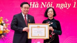 Chủ tịch Quốc hội Vương Đình Huệ nhận Huy hiệu 40 năm tuổi Đảng