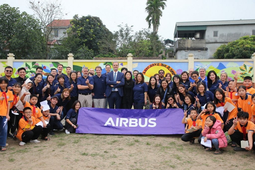 Ông Olivier Brochet, Đại sứ Pháp tại Việt Nam (giữa) và bà Hoàng Tri Mai, Tổng giám đốc Airbus tại Việt Nam (phải), trao tặng sách và trang thiết bị thư viện cho ông Trương Công Sức, Hiệu trưởng Trường Tiểu học Thi Sơn (trái).