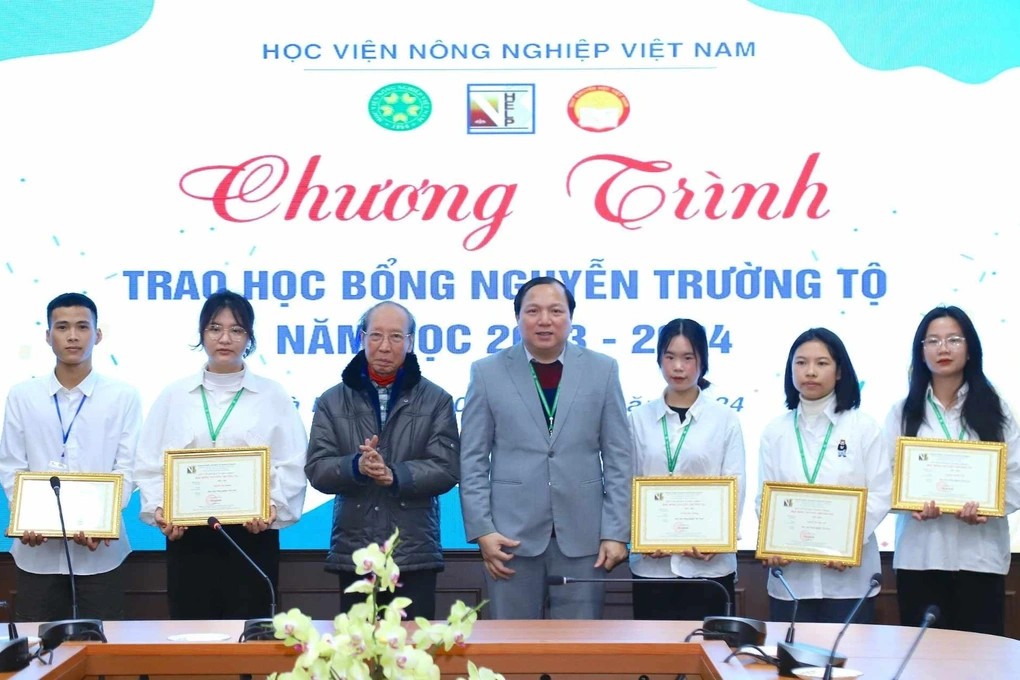 Mỗi suất học bổng như một món quà tinh thần, hỗ trợ kịp thời tạo điều kiện học tập tốt hơn cho các em sinh viên