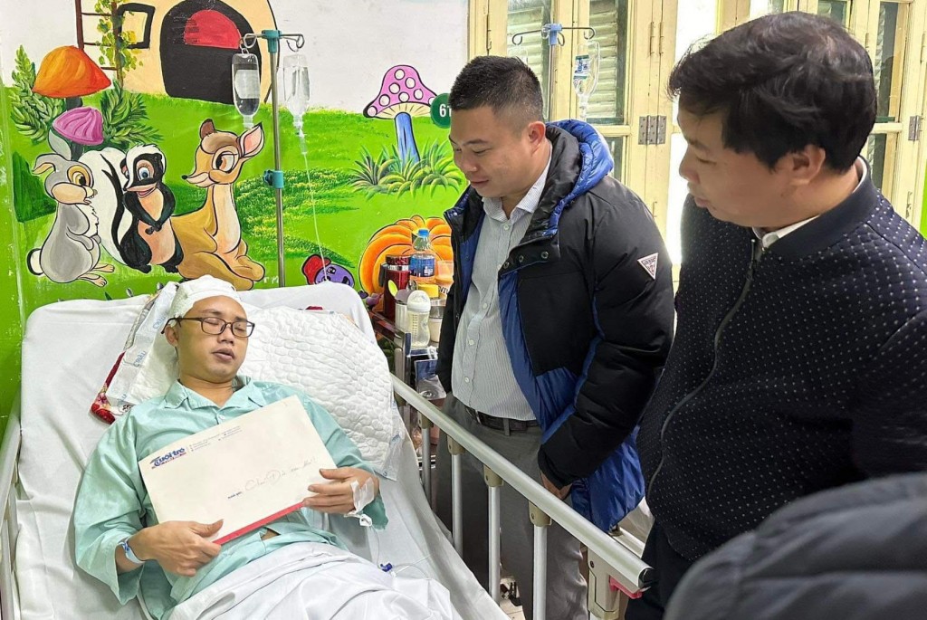 Đồng chí Nguyễn Thanh Thắng, Bí thư Chi Đoàn, Phụ trách Ban Điện tử thăm động viên Đức tại Bệnh viện Việt Đức.