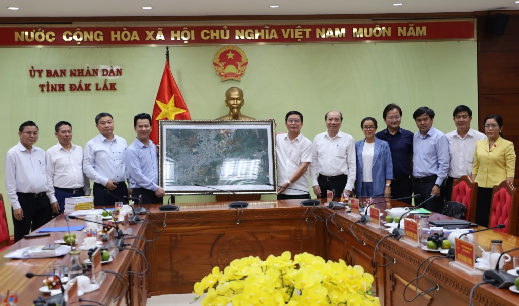 Ủy viên Trung ương Đảng, Bộ trưởng Bộ Tài nguyên và Môi trường Đặng Quốc Khánh trao tặng quà lưu niệm cho tỉnh Đắk Lắk