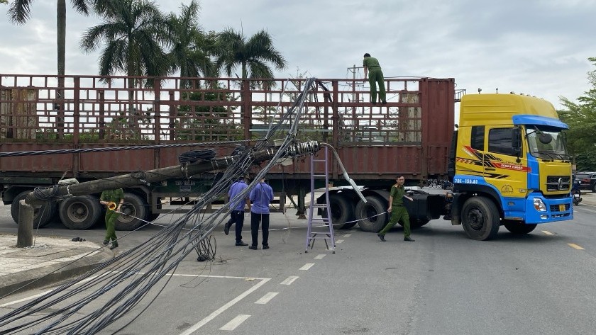 Quảng Ngãi: Xe đầu kéo vào đường cấm làm gãy 4 trụ điện