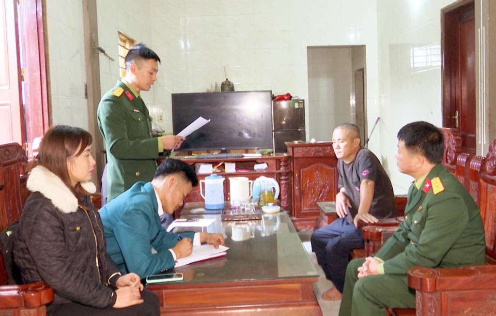 Công bố quyết định xử phạt hành chính của UBND tỉnh Hà Tĩnh đối với 4 công dân vì không chấp hành lệnh gọi nhập ngũ (Ảnh Đài Đức Thọ)