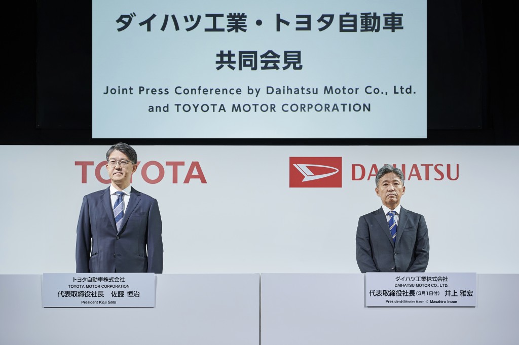 Ông Koji Sato, Tổng giám đốc kiêm Giám đốc điều hành Toyota và ông Masahiro Inoue, Tổng Giám đốc mới của Daihatsu trong buổi họp báo hôm 13/2