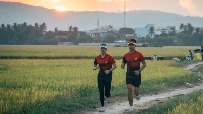 Tiền Phong Marathon 2024: Gần 12.000 vận động viên sải bước theo "Dấu chân mặt trời"