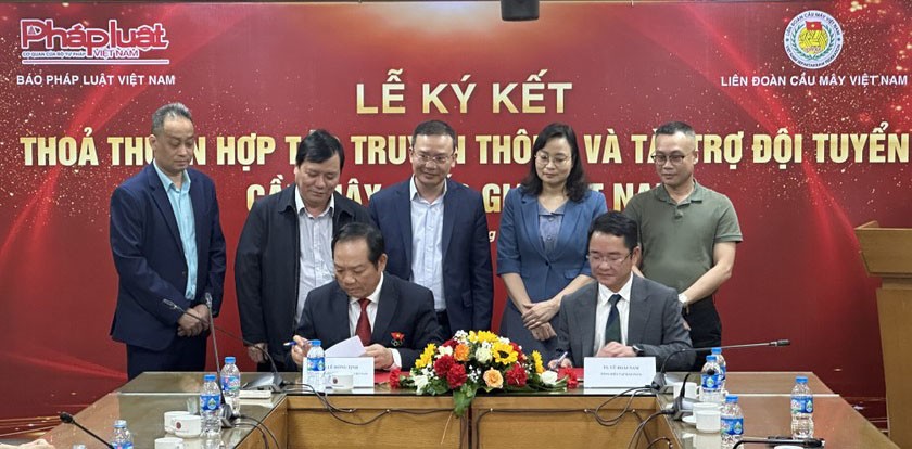 Chủ tịch Liên đoàn Cầu mây Việt Nam Lê Hồng Tịnh và Tổng Biên tập Báo Pháp luật Việt Nam - Tiến sĩ Vũ Hoài Nam ký kết Bản ghi nhớ thỏa thuận hợp tác với sự chứng kiến của đại diện hai bên.