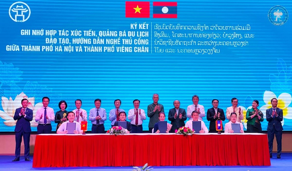 Các đồng chí lãnh đạo hai Thủ đô Hà Nội và Viêng Chăn chứng kiến lễ ký kết các biên bản ghi nhớ hợp tác