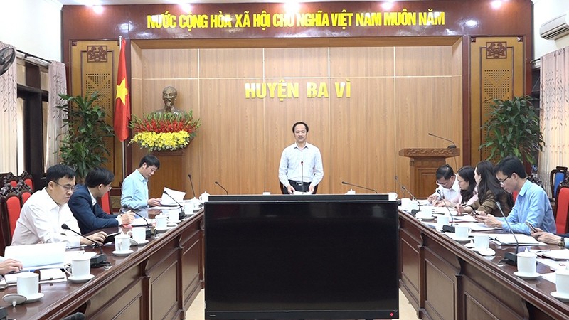 Đồng chí Nguyễn Đức Anh - Phó Chủ tịch UBND huyện Ba Vì, Trưởng Ban tổ chức cuộc thi phát biểu tại hội nghị