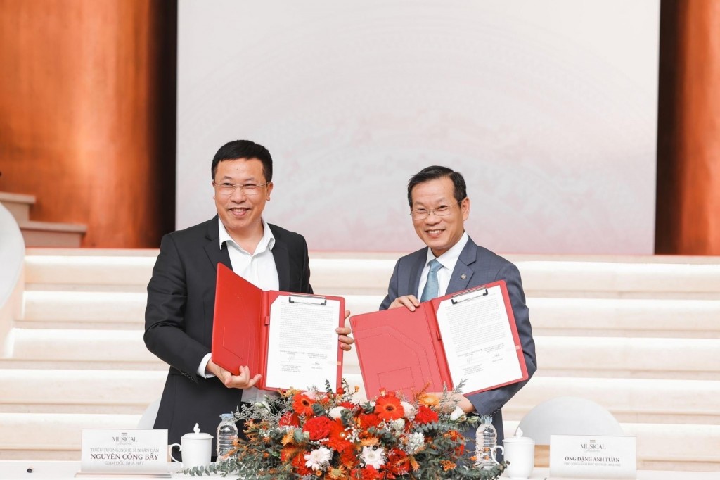 Nguyễn Công Bẩy - Giám đốc Nhà hát Hồ Gươm và ông  Đặng Anh Tuấn giữ chức Phó tổng giám đốc Vietnam Airlines