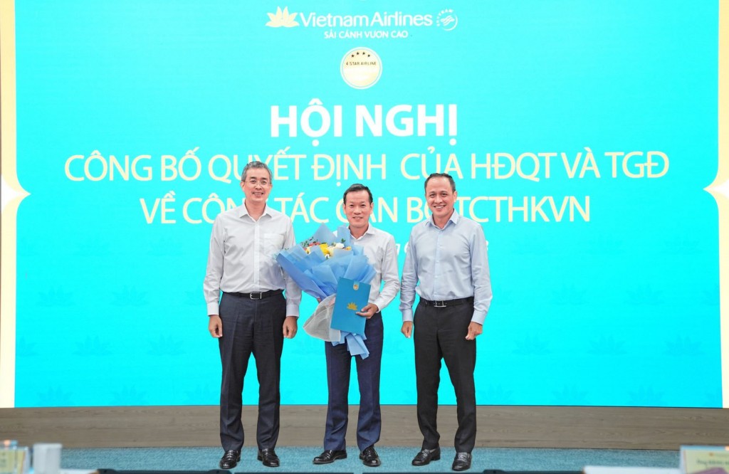 1 / 1  Chủ tịch HĐQT Vietnam Airlines Đặng Ngọc Hòa và Tổng giám đốc Lê Hồng Hà trao quyết định và hoa chúc mừng tân Phó tổng giám đốc Đặng Anh Tuấn