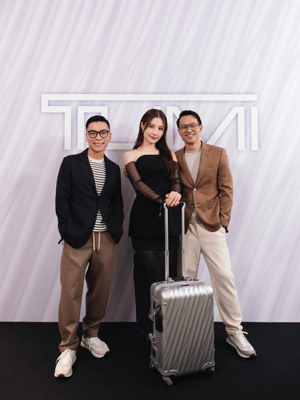 (Từ trái qua: nhà thiết kế Adrian Anh Tuấn, đại diện TUMI Crew Việt Nam – Diễn viên Diễm My 9x và doanh nhân Sơn Đoàn)