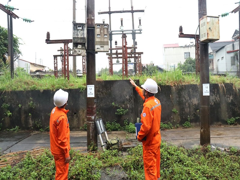 Công nhân công ty Điện lực Yên Bái kiểm tra hệ thống công tơ
