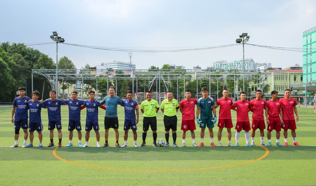 Báo Tuổi trẻ Thủ đô (áo đỏ) gặp đội bóng HNB Cần Thơ (áo xnh) trong trận chung kết chiều 14/3