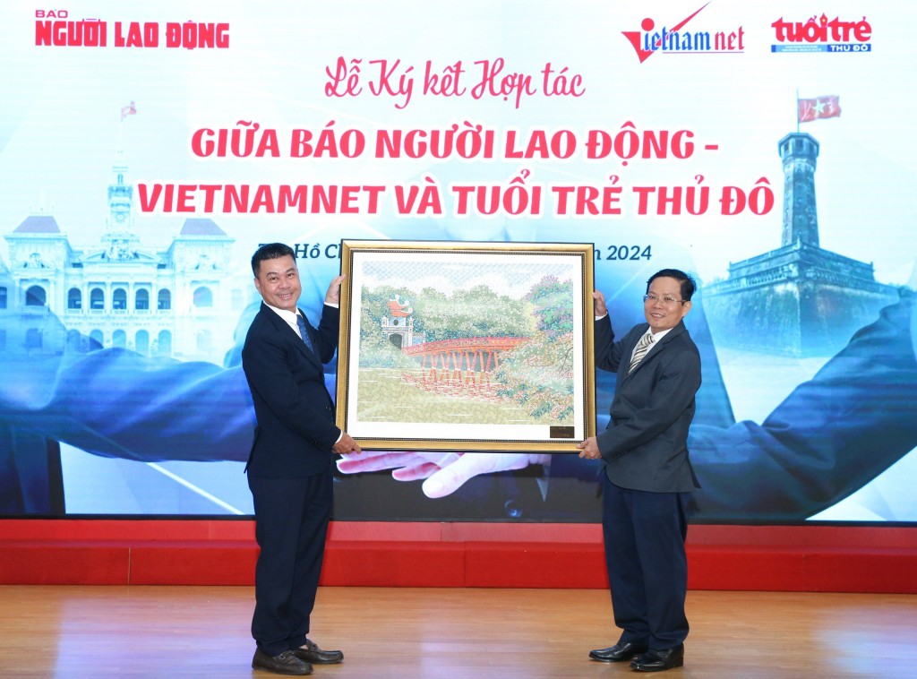 Tổng Biên tập báo Vietnamnet Nguyễn Văn Bá và Tổng Biên tập báo Người Lao động Tô Đình Tuân