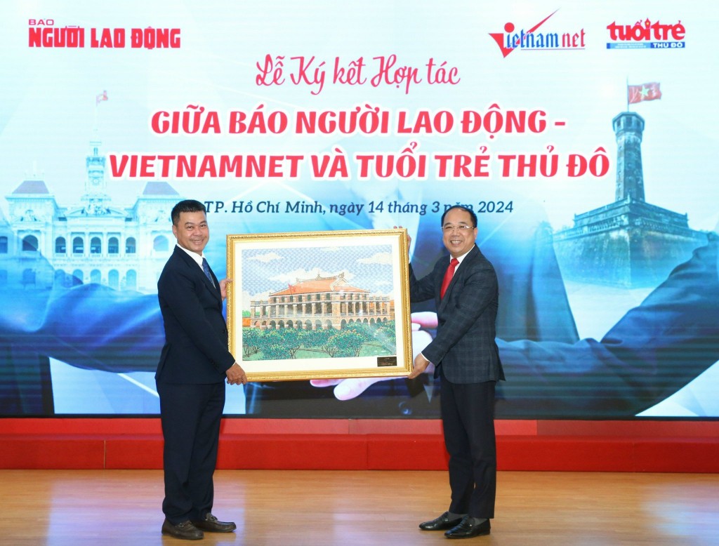 Tổng Biên tập báo Vietnamnet Nguyễn Văn Bá và Tổng Biên tập báo Tuổi trẻ Thủ đô Nguyễn Mạnh Hưng