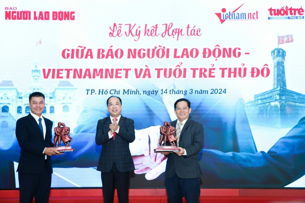 Tổng Biên tập Báo Tuổi trẻ Thủ đô Nguyễn Mạnh Hưng trao tặng tượng chương trình Ơn nghĩa sinh thành