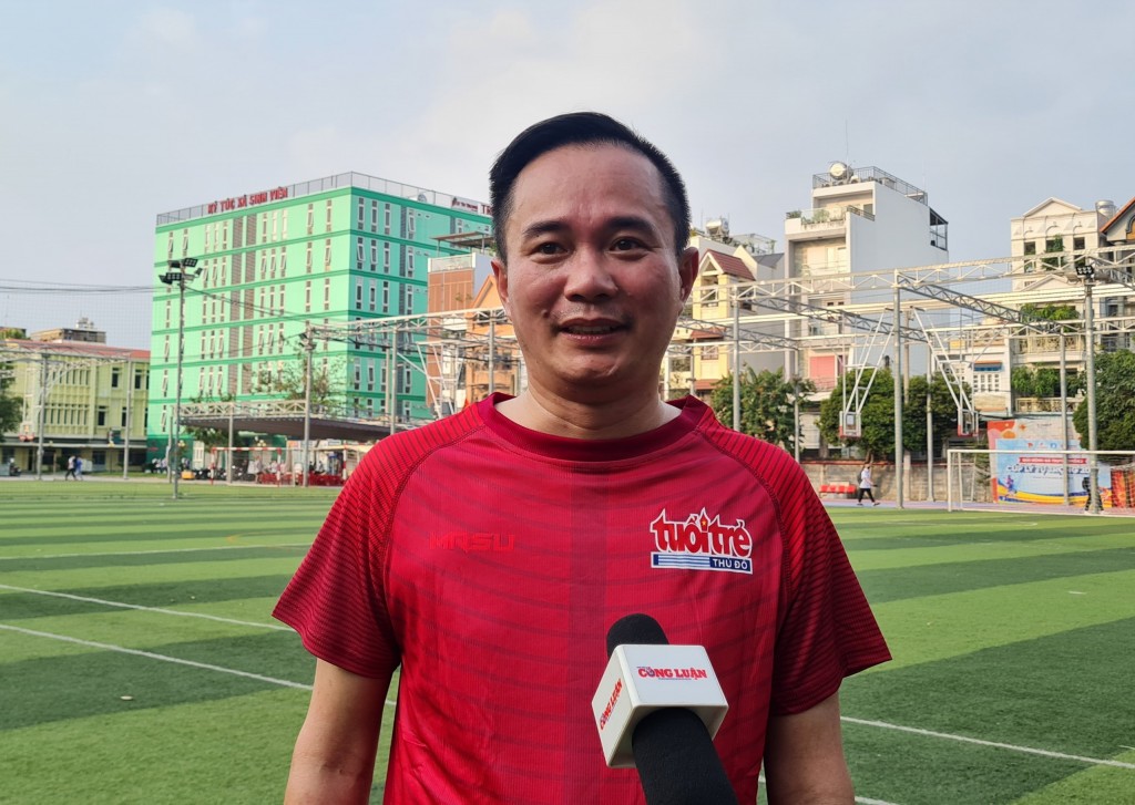 Đồng chí Ngô Vương Tuấn - Phó Tổng biên tập báo Tuổi trẻ Thủ đô chia sẻ sau trận đấu