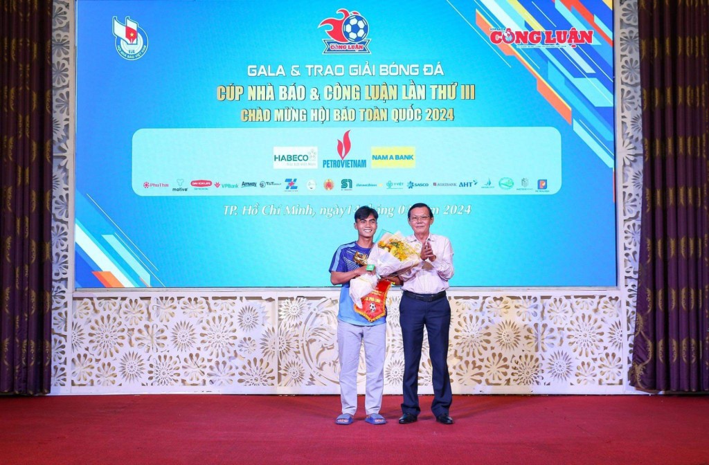 Giải cầu thủ ghi nhiều bàn thắng nhất - Cầu thủ Huỳnh Phú Lộc (HNB Cần Thơ) với 12 bàn