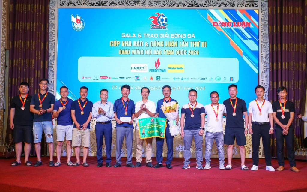 Trao giải Ba cho đội Hội nhà báo Đắk Nông