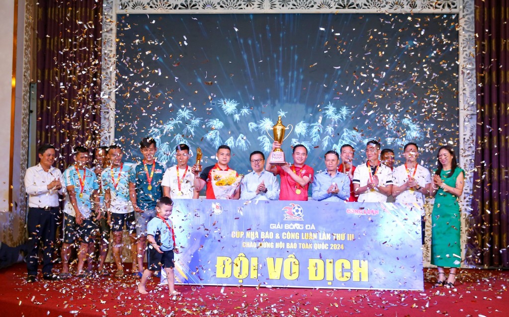 Ông Lê Quốc Minh, ông Lê Trần Nguyên Huy và bà Trần Lan Anh trao giải cho đội vô định - Tuổi Trẻ Thủ Đô