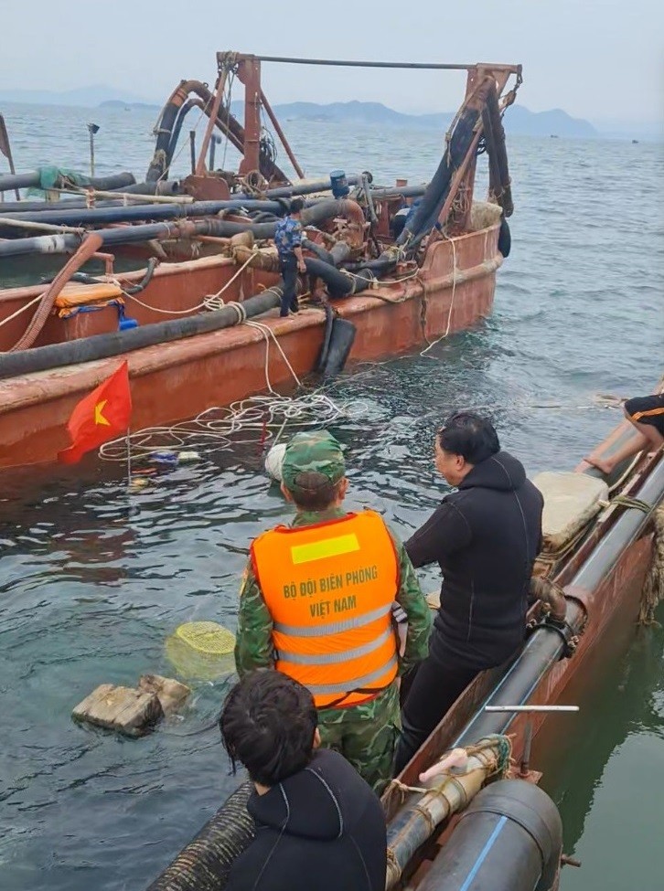Đồn Biên phòng Quan Lạn kịp thời cứu 5 ngư dân gặp nạn