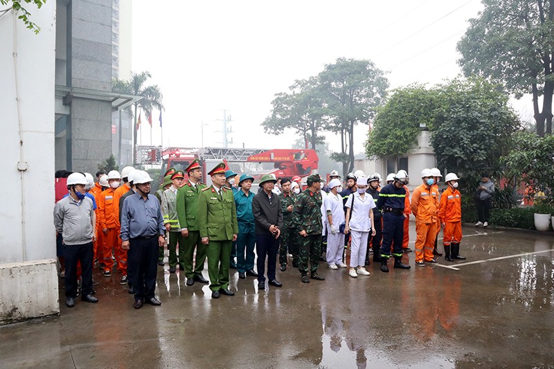 Các lực lượng tham gia diễn tập chữa cháy, cứu nạn tổ chức rút kinh nghiệm