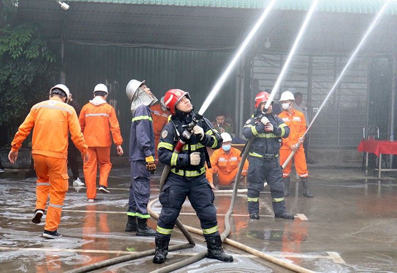 Nhận tin báo, Đội Cảnh sát PCCC và CNCH Công an quận Nam Từ Liêm và TP Hà Nội nhanh chóng tới hiện trường triển khai các mũi phun nước dập lửa, cứu người