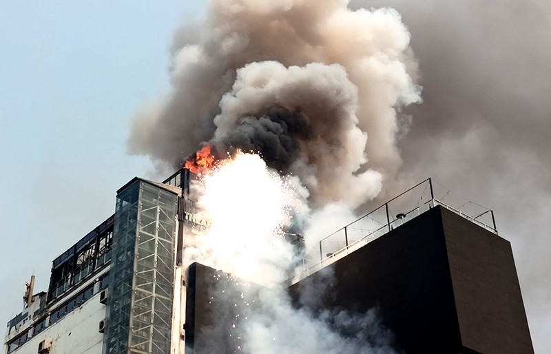 Khói lửa ngùn ngụt bốc lên từ tầng mái của tòa nhà hỗn hợp OCD, số 8 Ô Chợ Dừa
