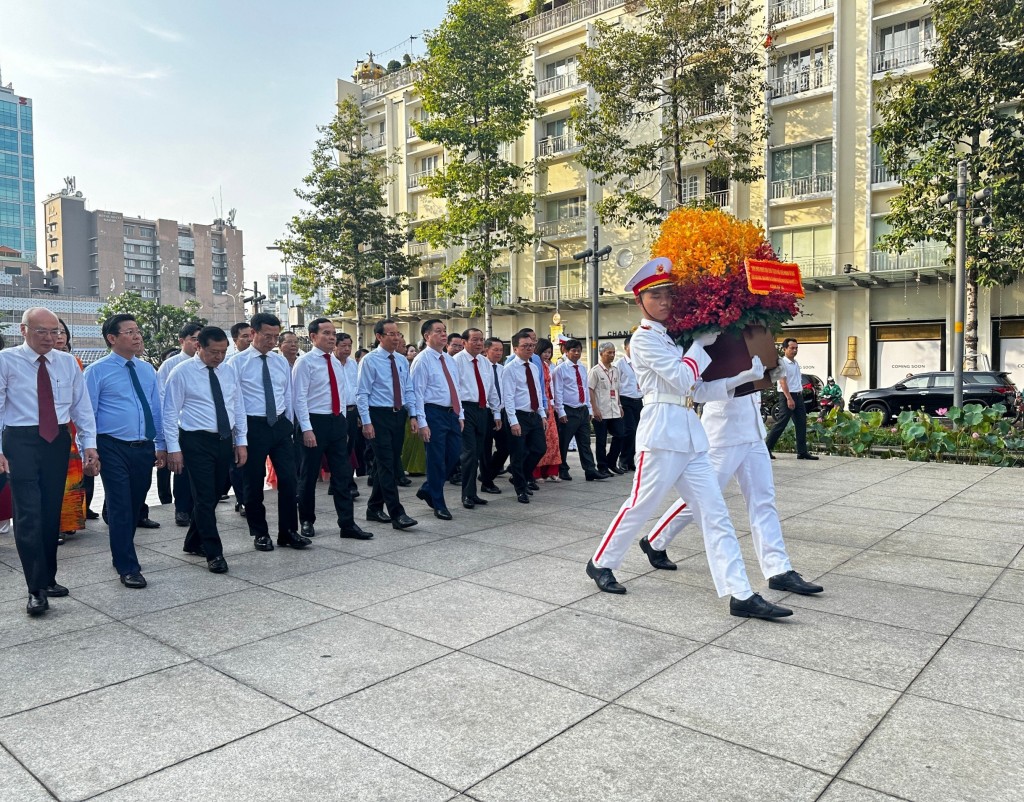 Trước lễ khai mạc, các đại biểu đã dâng hương, dâng hoa đến Tượng đài Chủ tịch Hồ Chí Minh tại phố đi bộ Nguyễn Huệ, Quận 1