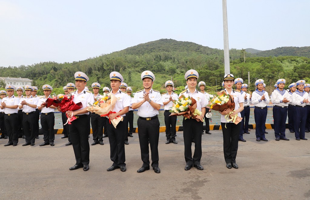 4.	Thủ trưởng Bộ Tư lệnh Vùng 3 chúc mừng Tàu 20 và đoàn công tác hoàn thành tốt nhiệm vụ đối ngoại quốc phòng