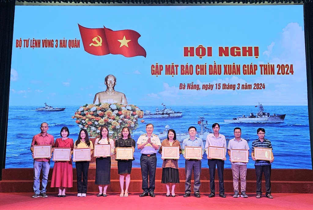 Bộ Tư lệnh Vùng 3 Hải quân tặng Bằng khen cho phóng viên các cơ quan báo chí đã có thành tích xuất sắc trong công tác tuyên truyền (Ảnh H.Quảng)