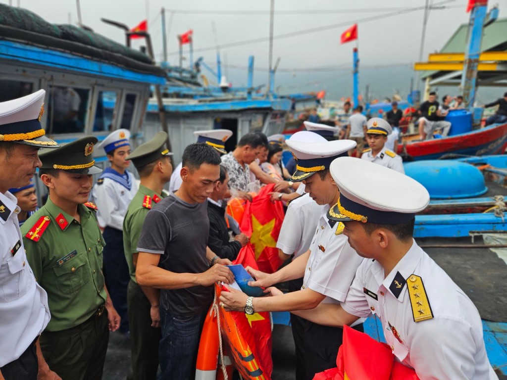 Bộ Tư lệnh Vùng 3 đã tặng quà và trao 50 lá cờ Tổ quốc