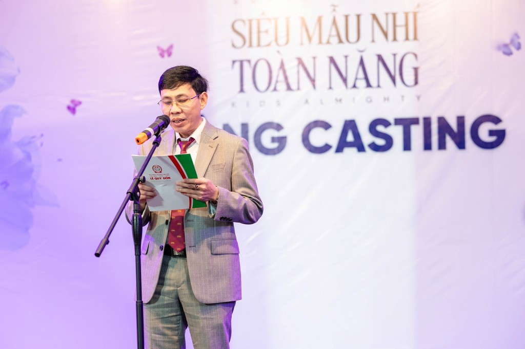 Thầy Tạ Như Việt, Hiệu trưởng Trường Tiểu học Lê Quý Đôn phát biểu tại buổi casting