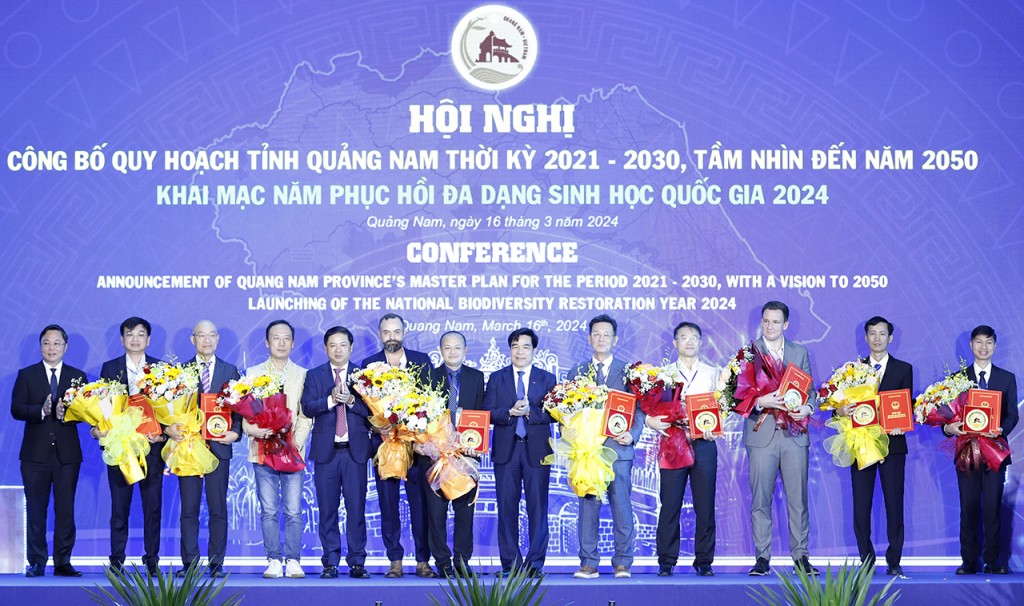 UBND tỉnh Quảng Nam trao chứng nhận đầu tư cho các doanh nghiệp tại hội nghị công bố quy hoạch