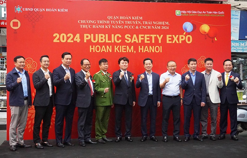 Lãnh đạo Quận uỷ, UBND quận Hoàn Kiếm cùng thầy Park chụp ảnh lưu niệm với đại diện các đơn vị tham dự chương trình Lãnh đạo Quận uỷ, UBND quận Hoàn Kiếm cùng thầy Park chụp ảnh lưu niệm với đại diện các đơn vị tham dự chương trình