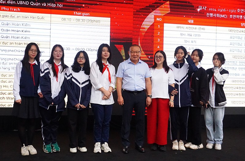 Các em học sinh, sinh viên chụp ảnh lưu niệm với cựu HLV trưởng đội tuyển bóng đá Việt Nam Park Hang-Seo