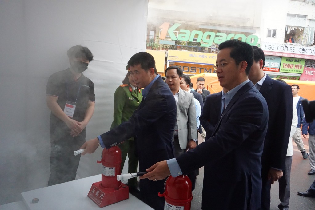 Lãnh đạo Quận uỷ, UBND quận Hoàn Kiếm tham quan, trải nghiệm các phương tiện chữa cháy, cứu hộ được giới thiệu tại chương trình