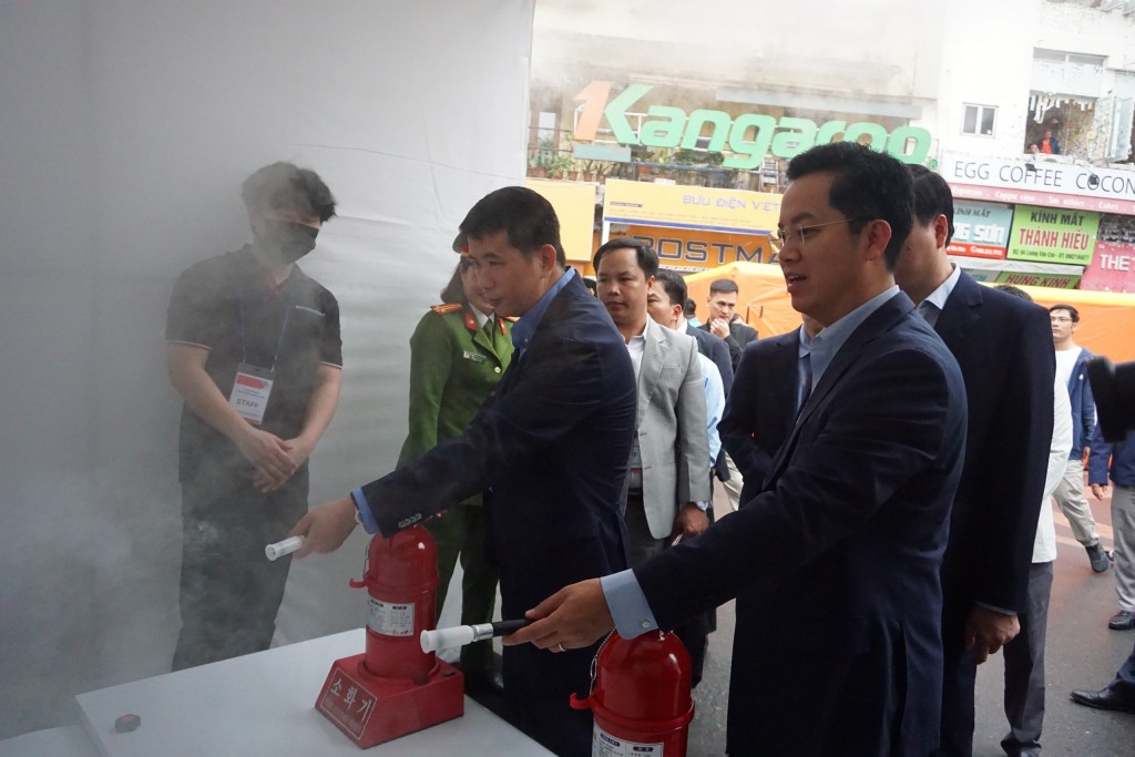 Lãnh đạo Quận uỷ, UBND quận Hoàn Kiếm tham quan, trải nghiệm các phương tiện chữa cháy, cứu hộ được giới thiệu tại chương trình Lãnh đạo Quận uỷ, UBND quận Hoàn Kiếm tham quan, trải nghiệm các phương tiện chữa cháy, cứu hộ được giới thiệu tại chương trình