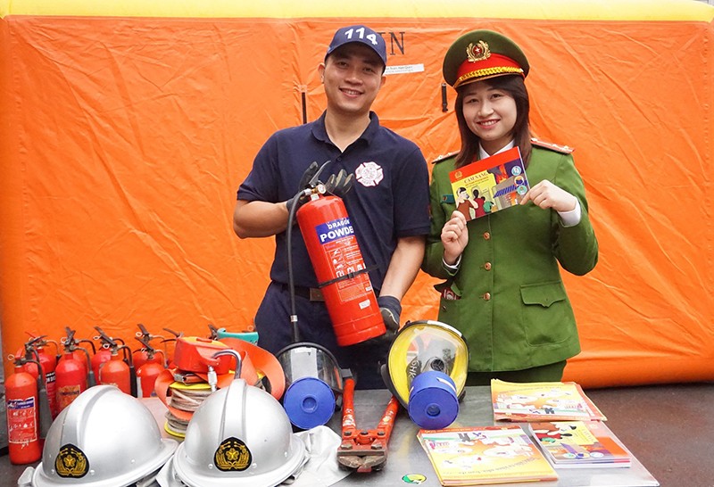 Các chiến sỹ Cảnh sát PCCC và CNCH giới thiệu cẩm nang phòng cháy cũng như các thiết bị chữa cháy cứu nạn tại phố đi bộ hồ Hoàn Kiếm