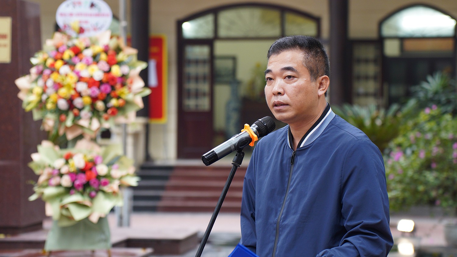 Đồng chí Phạm Quốc Việt - Ủy viên Thường vụ, Chủ tịch Ủy ban MTTQ phường Kim Liên báo cáo quá trình triển khai tranh tường bích họa