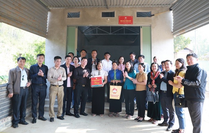 Đoàn công tác MTTQ Việt Nam Thành phố và lãnh đạo tỉnh Điện Biên, huyện Tuần Giáo trao quà cho gia đình chị Cà Thị Dung, bản Ta, xã Quài Tở